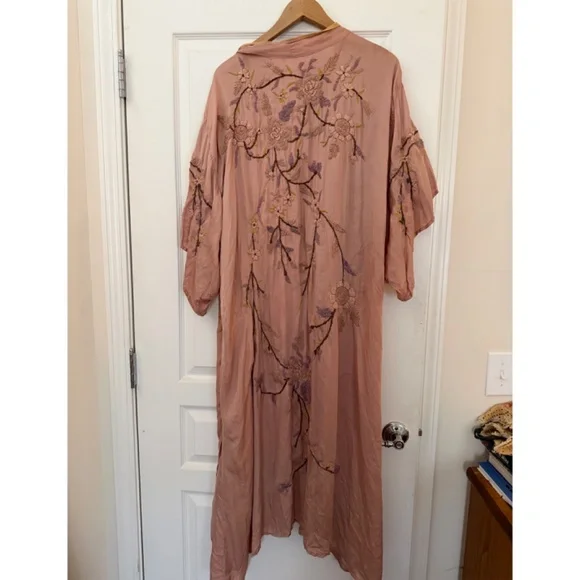 Magnolia Pearl Embroidered Sinchu Kimono - Picture 6 of 11